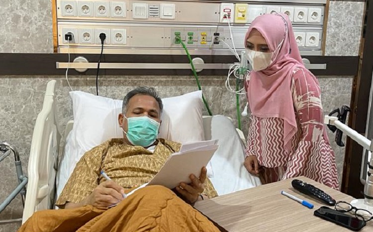 Tampak Gubernur Aceh, Ir. H. Nova Iriansyah, MT didampingi istri, Dr.Ir.Dyah Erti Idawati, MT, di RSCM Kencana saat menandatangani dokumen penting, Jakarta Pusat, Senin, 11 Oktober 2021. (Foto: Humprov)