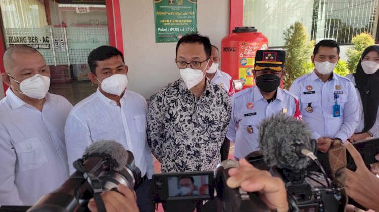 Komisioner Komnas HAM, Beka Ulung Haspara mengunjungi Saiful Mahdi di Lapas Kelas II Banda Aceh di Lambaro, Aceh Besar. (Foto: Ist)