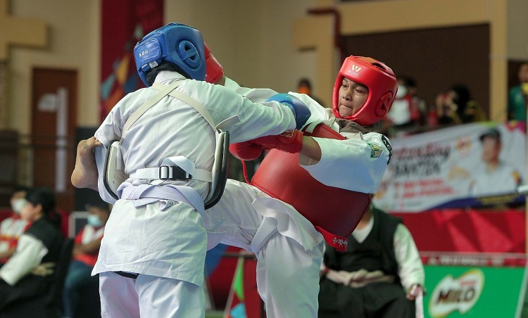 Maisarah dari Aceh (kanan) melawan Nor Lolita May dari Riau (biru) saat berlaga di semifinal Randori putri kelas 55kg di GOR Stt Gidi Sentani yg di menangkan team dari Aceh Selasa 12/10/2021. (Foto : PB PON XX PAPUA/M. Basry Rusman).