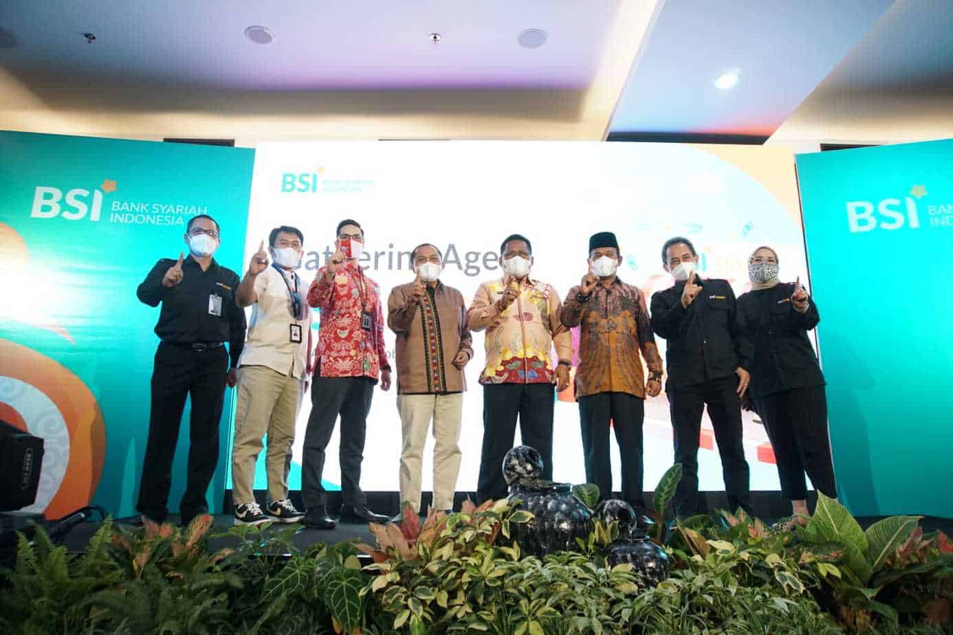 Direktur Retail Banking Bank Syariah Indonesia Kokok Alun Akbar (tengah) memberikan reward dan apresiasi kepada agen BSI Smart terbaik (kanan) yang telah berperan menjadi agen literasi keuangan syariah di Aceh.