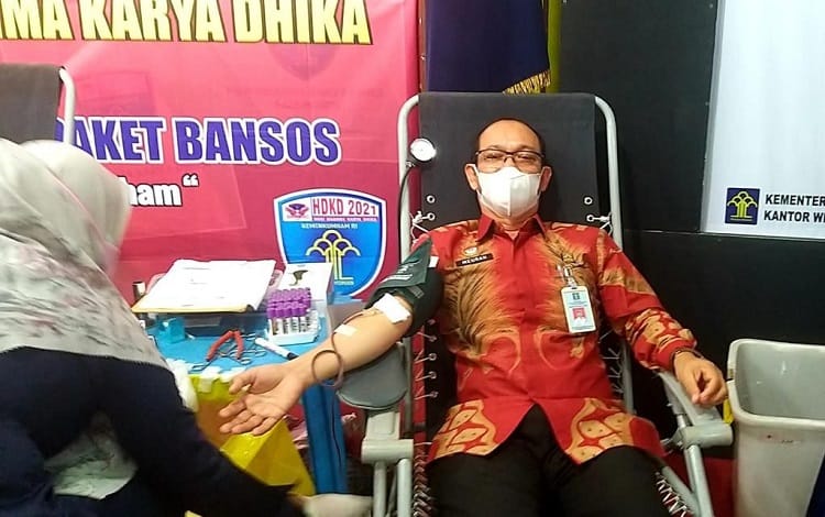 Kakanwi Kemenkumham Aceh, Meurah Budiman saat melakukan donor darah, Kamis (21/10/2021). Foto: Ist.