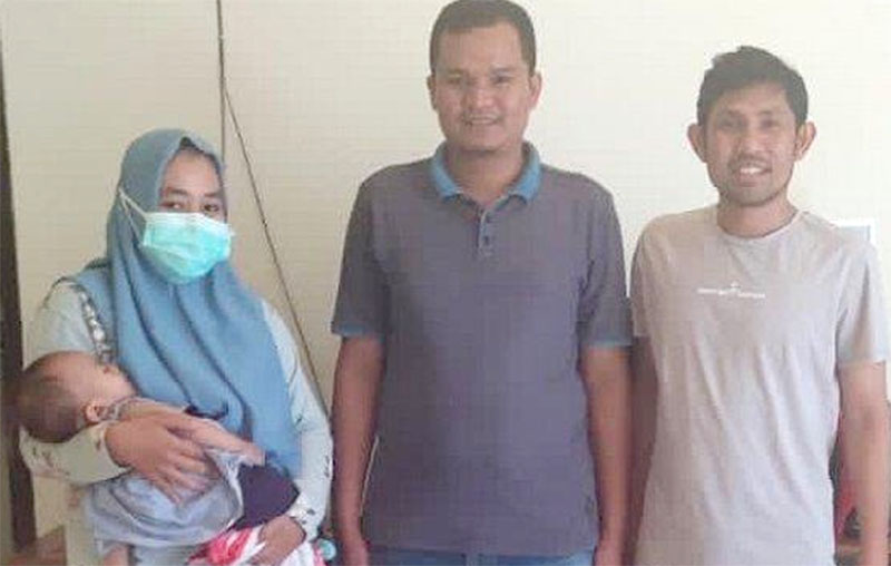 Bayi penderita bocor jantung, Adelia Shakila Mecca bersama kedua orang tuanya dan Aidil Mashendra, Tenaga Ahli Teuku Riefky Harsya. (Foto: Ist.)
