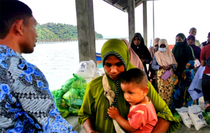 LSM SE membagi sembako di Gampong Lamteng, Pulo Aceh, Aceh Besar. (Foto: Nukilan.id)