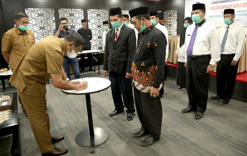Drs Alhudri MM, melantik Drs. M. Akbari AR, MA sebagai Koordinator Pengawas Sekolah (Korwas) SMA, SMK dan PKLK Aceh. (foto: Disdik Aceh)