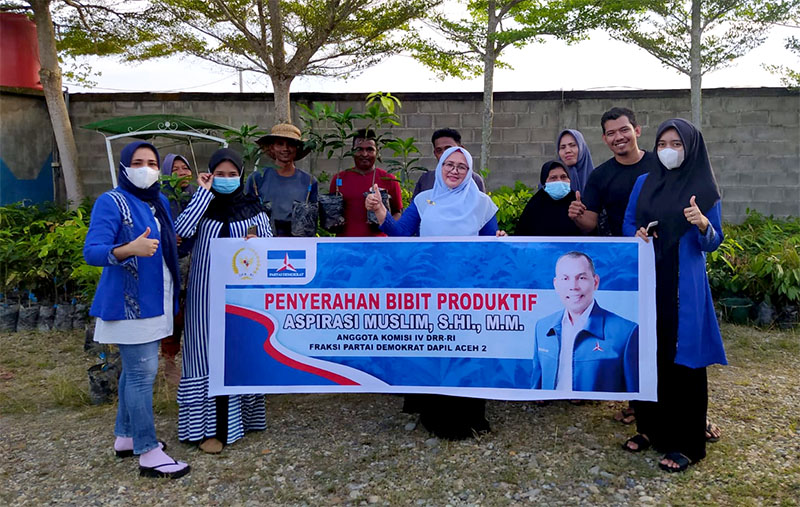 Pembagian bibit produktif di Aceh Timur. (Ist/Nukilan.id)