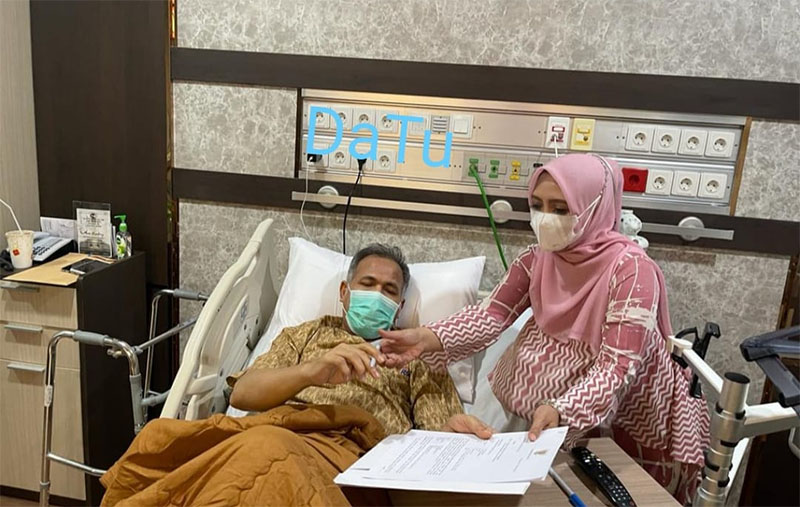 Nova Iriansyah ditemani Istri tercinta sedang menjalani perawatan di RSCM Jakarta. (Foto FB Sulaiman Datu)