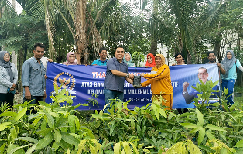 Penyerahan Bibit tanaman secara simbolis oleh Ketua DPC Demokrat Banda Aceh, Arif Fadillah. (Foto: Nukilan.id)