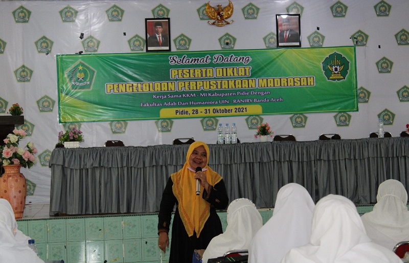 Melatih dan membekali para peserta diklat pengelolaan perpustakaan madrasah di Pidie (Foto: Dok.Ist)