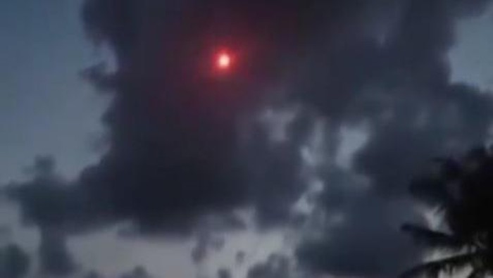 Screenshot benda merah jatuh dari langit (Dok. Istimewa)