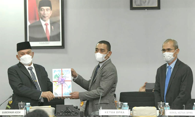Sekda Aceh, dr. Taqwallah, M.Kes, menyerahkan dokumen Rancangan KUA dan Rancangan PPAS tahun Anggaran 2022 kepada Ketua DPRA Dahlan Jamaluddin. (Foto: Humpro)