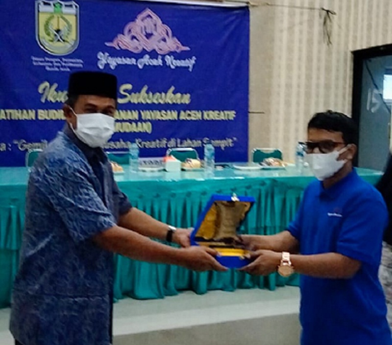 Yayasan Aceh Kreatif Berikan Penghargaan ke DPPKP Peduli Kreativitas Pemuda