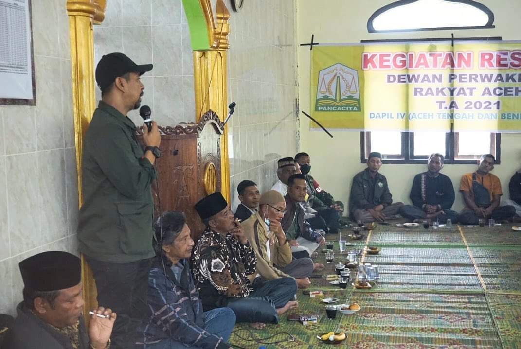 Wakil Ketua DPRA, Hendra Budian, SH saat bersilaturrahmi dengan masyarakat Kecamatan Pintu Rime Gayo, Bener Mariah, Jum’at (12/11/2021). Foto: Twitter