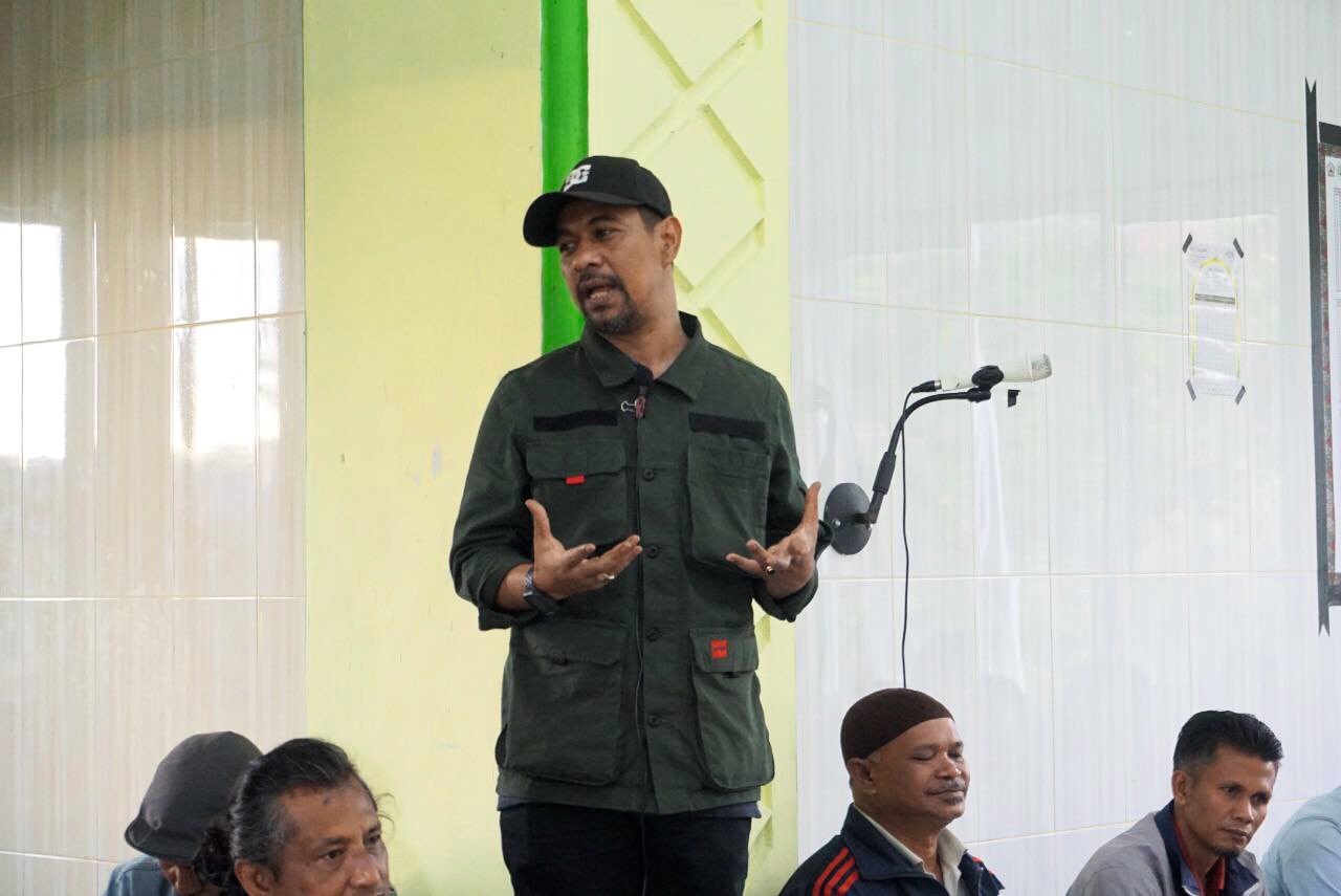 Wakil Ketua DPRA, Hendra Budian, SH saat bersilaturahmi dengan warga Kecamatan Gajah Putih di Meunasah Nurul Yakin Desa Gajah Putih, Bener Meriah, Jum'at (12/11/2021). Foto: Twitter