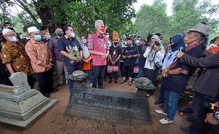 Ganjar Pranowo saat berziarah ke makam Pocut Meurah Intan di tempat pemakaman umum (TPU) Desa Tegalsari, Kabupaten Blora, Jateng, Selasa (9/11/2021). Dok.Ist