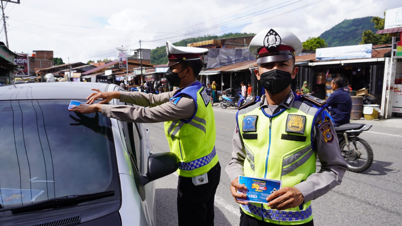Polres Bener Meriah Tempel Stiker Sosialisasi Vaksin Berhadiah 30 Paket Umrah