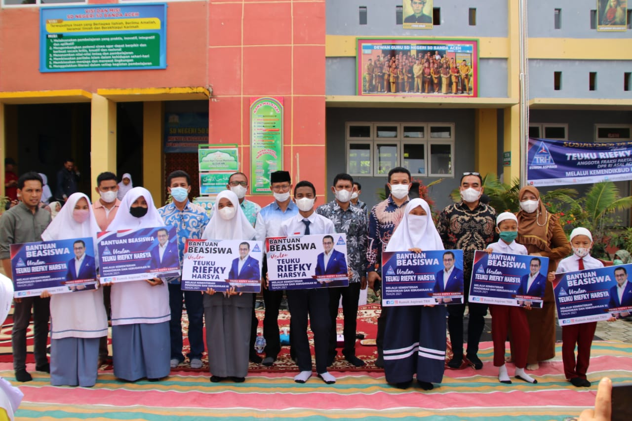 Tim Rumoh Aspirasi Teuku Riefky Harsya (TRH) salurkan beasiswa PIP untuk siswa di Banda Aceh, Selasa (16/11/2021).