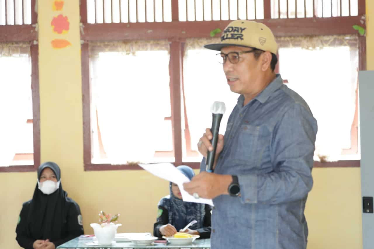 Kepala Dinas Pendidikan Aceh, Drs Alhudri MM saat mengunjungi SMAN 1 Pulo Aceh, Kabupaten Aceh Besar, Rabu (17/11/2021). Foto: Ist