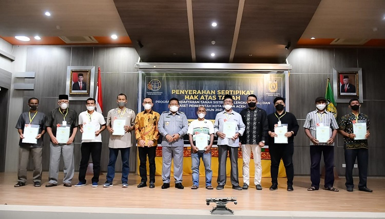Wali Kota Banda Aceh Aminullah Usman menyerahkan 500 sertifikat tanah program Pendaftaran Tanah Sistematis Lengkap (PTSL) Jumat 26 November 2021 (Foto: Dok.Ist)