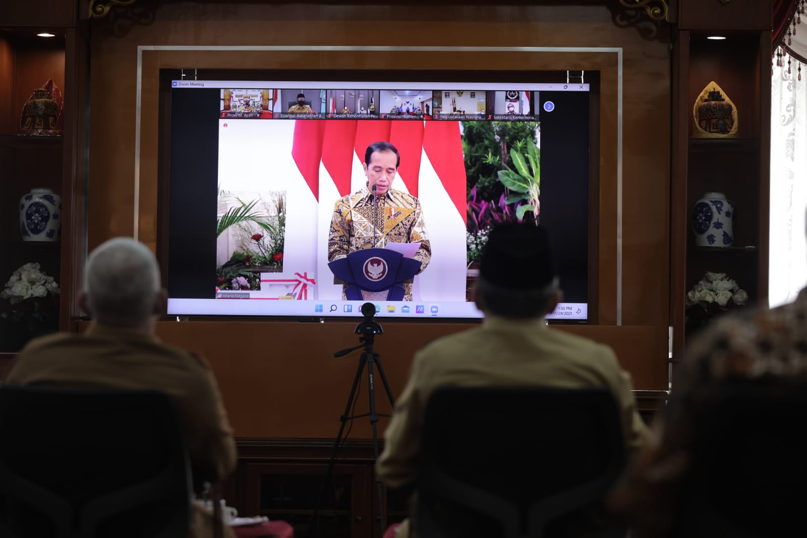 Gubernur Aceh Nova Iriansyah, didampingi Sekda Aceh Taqwallah serta para Asisten dan Kepala SKPA terkait lainnya, mengikuti Acara Serah Terima DIPA APBN Tahun 2022 dan TKDD Tahun Anggaran 2022 secara virtual dengan Presiden RI Joko Widodo, di Meuligoe Gubernur Aceh, Banda Aceh, Senin (29/11/2021). Foto: Humpro