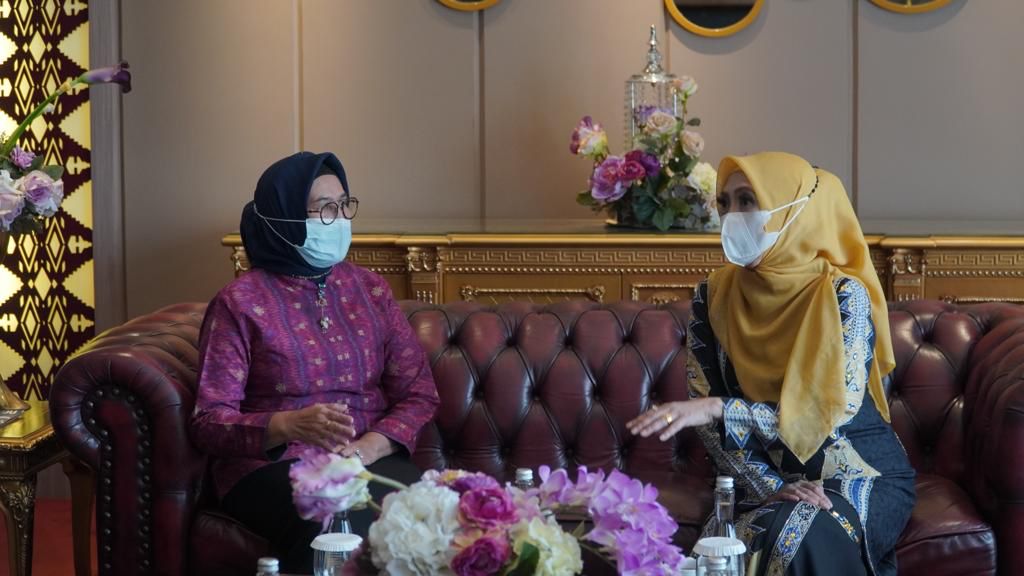 Ketua Dekranasda Aceh, Dr. Ir. Dyah Erti Idawati, MT, saat disambut kedatangannya oleh Ketua Harian Dekranasda Sumatera Selatan, Ir.HJ. Ernila Rizar, di Bandara Internasional Sultan Mahmud Badaruddin II, Palembang, Senin (29/11/2021). Foto: Ist