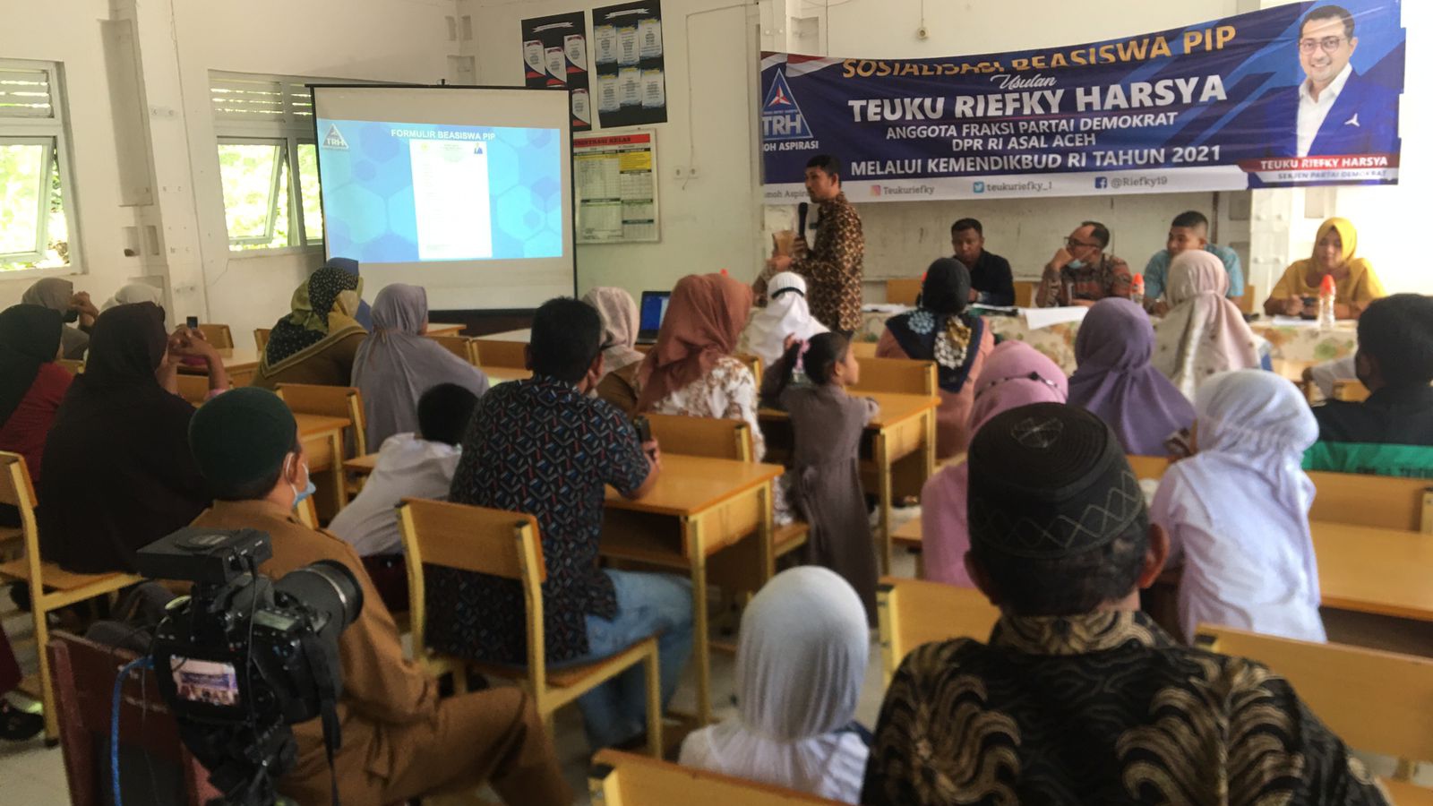 Teuku Riefky Harsya Salurkan Beasiswa di Pidie Jaya