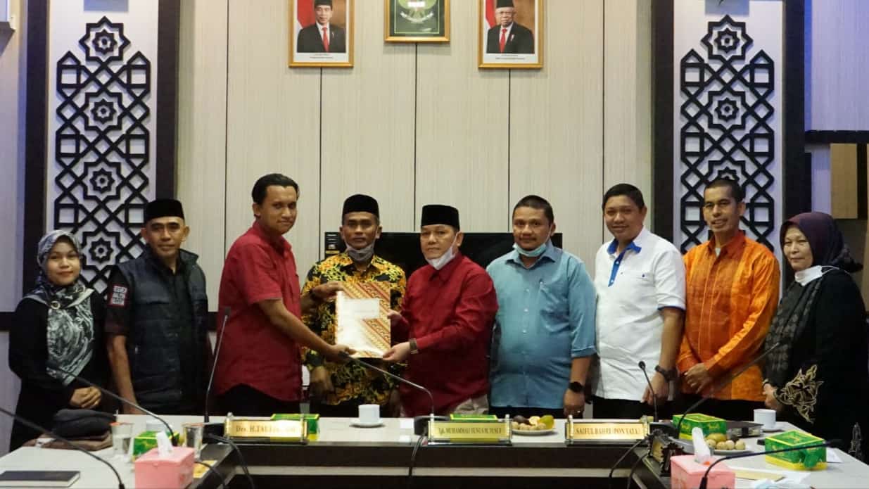 Panitia seleksi saat menyerahkan 21 nama calon komisioner KKR Aceh yang dinyatakan lulus wawancara kepada Komisi I DPRA, Kamis (18/11/2021). Foto: Nukilan/Hadiansyah
