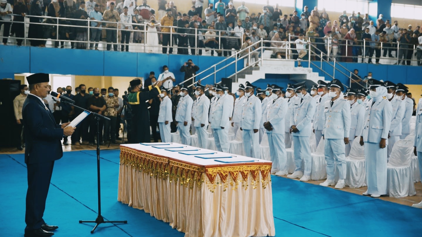 Bupati Aceh Besar, Mawardi Ali saat mengambil sumpah dan melantik 236 Keuchik di Gedung Utama JSC, Kota Jantho, kamis (25/11/2021).  Foto: Ist
