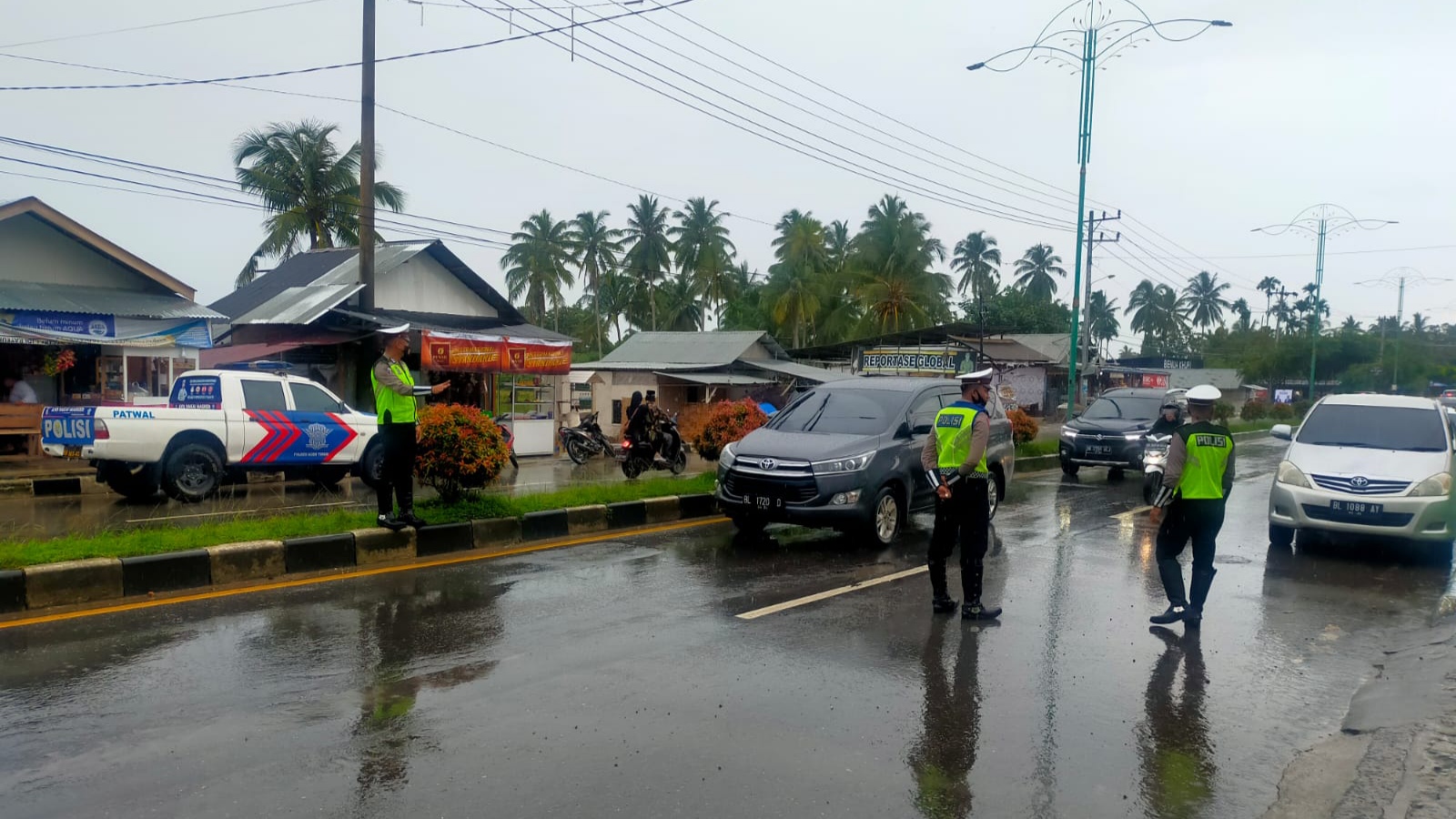 Antisipasi Banjir dan Longsor, Personel Lalu Lintas Polda Aceh Siaga