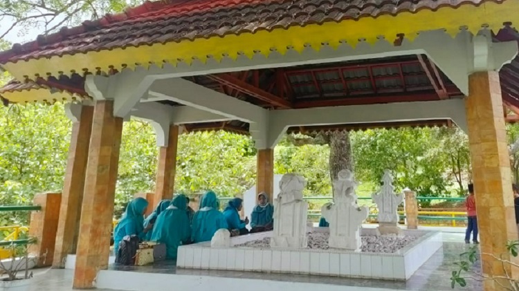Pimpinan beserta Guru TK Save The Kids Banda Aceh membaca yasin bersama di Makam Pahlawan Nasional Laksamana Malahayati, Rabu 10 November 2021.(Foto: Dok. Ist)