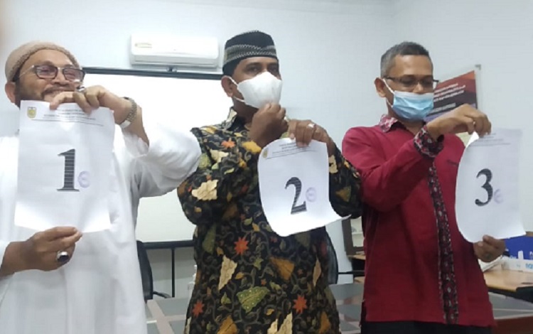 Tiga calon kandidat yang maju dalam Pemilihan Keuchik Langsung: H. Anas Bidin Nyaksyech. S.Ag., MBA (kiri), Fauzan. S.Hi (tengah), Zakky (kanan). (Foto: Nukilan/Reji)