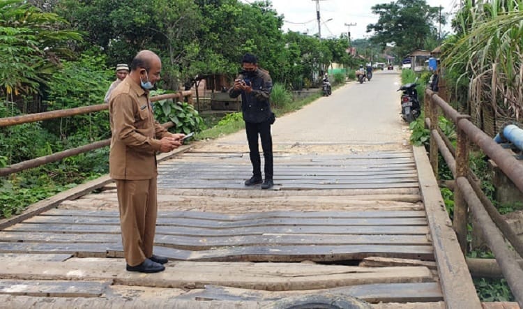 Wakil Bupati Aceh Tamiang, T. Insyafuddin, ST saat meninjau Jembatan Rusak di Kampung Durian, Kecamatan Rantau, Kabupaten Aceh Tamiang, Selasa (16/11/2021). Foto: Nukilan/Poris