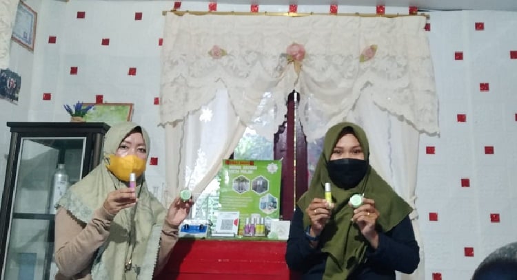 Musrida dan Ningsih serta Aneka Produk Kesehatan Berbahan Baku Minyak Nilam
