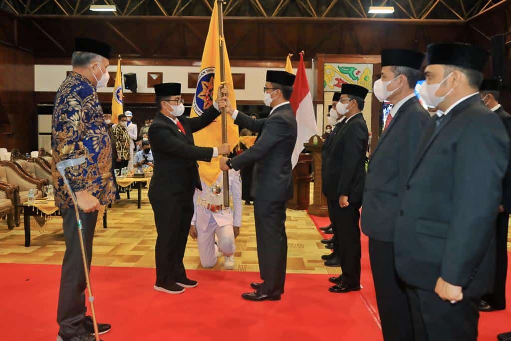 Gubernur Aceh, Nova Iriansyah, bersama Ketua Umum DPN IKAPTK yang juga Dirjen Otonomi Daerah Kemendagri, Akmal Malik, mengukuhkan dan melantik Ketua dan Pengurus DPP IKAPTK Aceh di Anjong Mon Mata, Banda Aceh, Jumat (19/11/2021) malam.