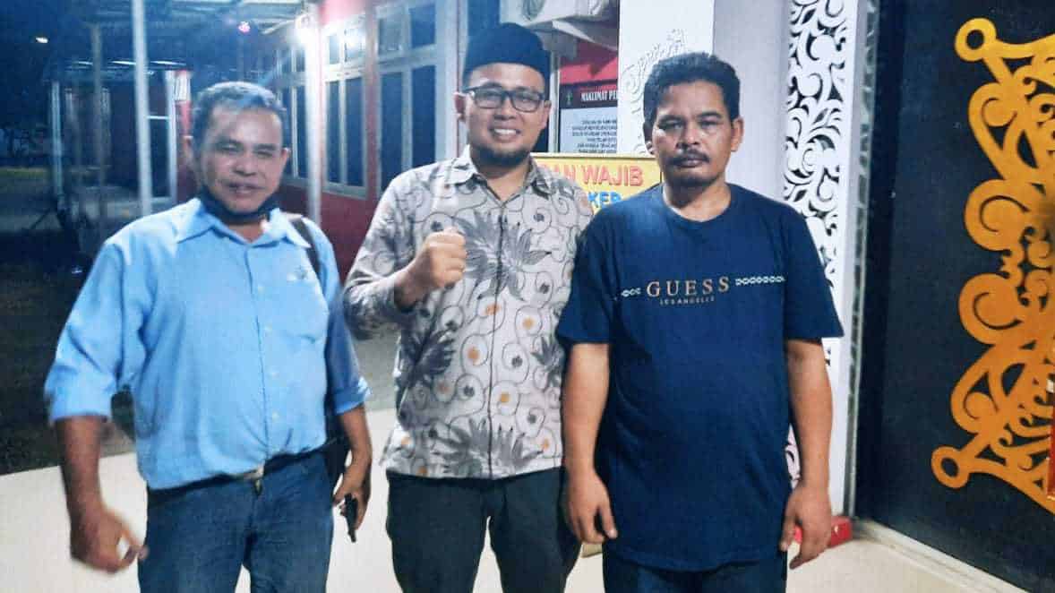 Terdakwa Khasiman Als Sotong bersama Penasehat Hukumnya, Catur Ramadani,SH,MH dan Togar Lubis,SH,MH saat keluar dari Rutan Banda Aceh, Kamis (19/11/2021). Foto: Dok. Ist