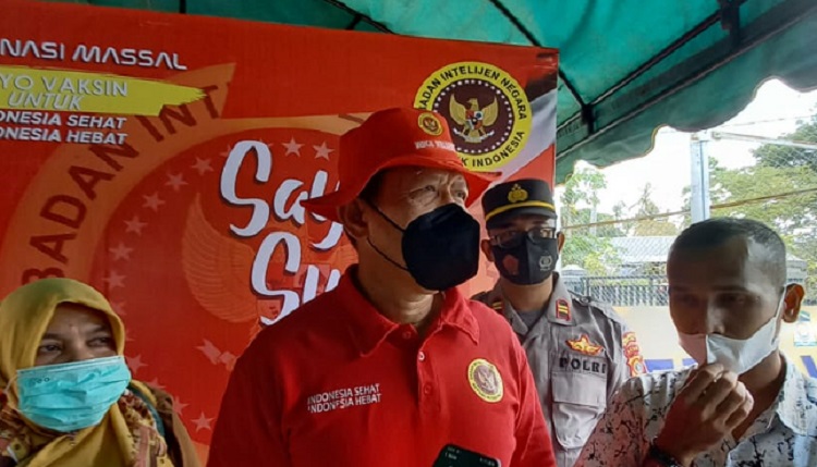 Kepala Badan Intelejen Negara Daerah (Kabinda) Aceh, Brigjen TNI Muhammad Abduh Ras, S.E., M.Tr. (Han) saat meninjau pelaksanaan vaksinasi di Lam Alu Cut, Kecamatan Kuta Baro, Aceh Besar, Selasa (23/11/2021). Foto: Nukilan
