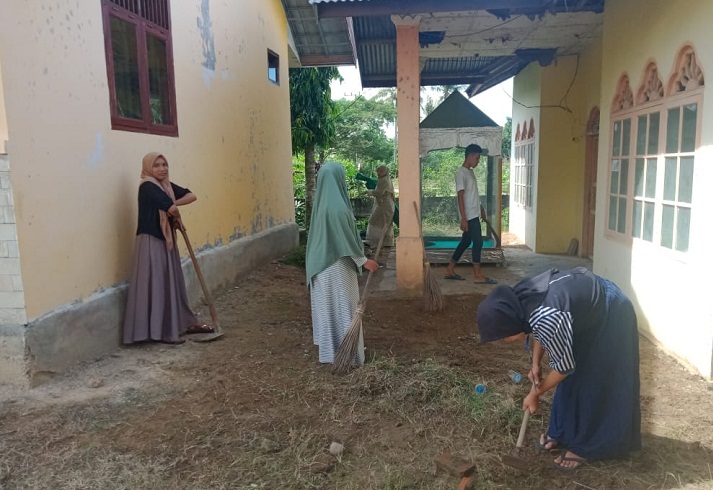 Mahasiswa Unimal KKN-PPM adakan Gotong Royong dengan membersihkan lingkungan menasah dan Gampoeng,
