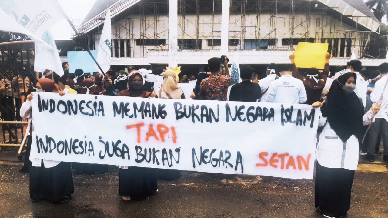 Aksi unjuk rasa KAMMI Aceh di depan Gedung DPRA, Banda Aceh, Kamis (25/11/2021). Foto: Nukilan/Hadiansyah
