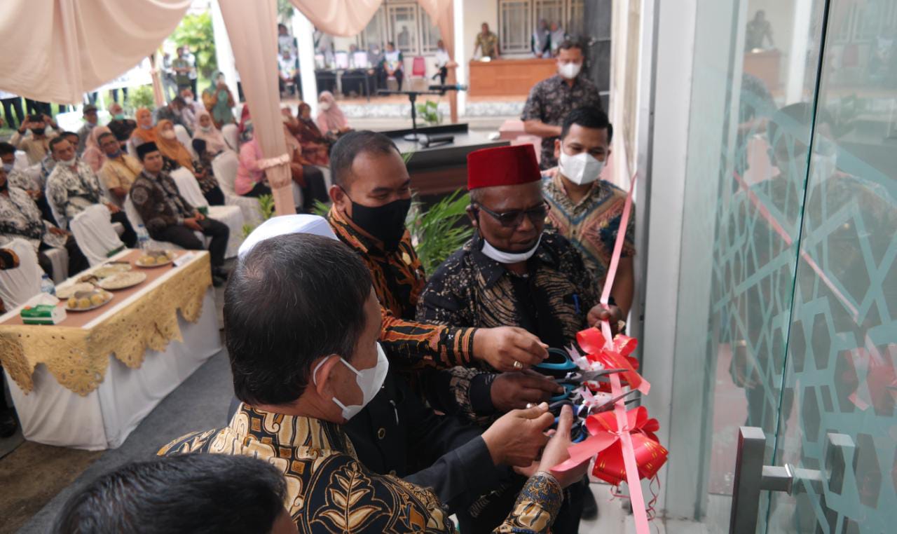 Direktur Utama Bank Aceh, Haizir Sulaiman, (paling kanan), Ketua DPRK Pidie,  Mahfuddin Ismail (dua dari kanan),  Bupati Pidie, Roni Ahmad (paling kiri) melakukan pemotongan pita pada peresmian kantor Payment Point Kantor Bupati Pidie, Kamis (25/11/2021)