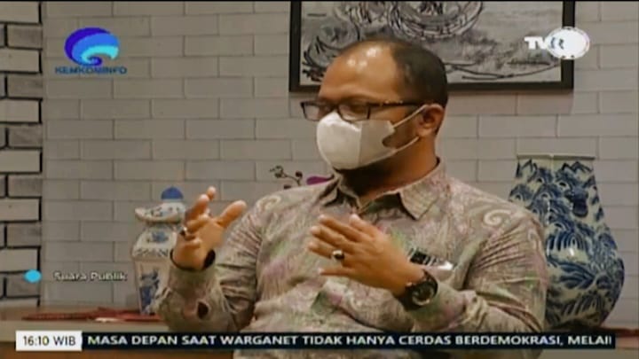 Praktisi media, Aryos Nivada saat mengikuti acara Dialog Televisi Cerdas Berdemokrasi dengan tema “Demokrasi Digital Ala Generasi Z di TVRI, Kamis (25/11/2021). Foto: tangkapan layar