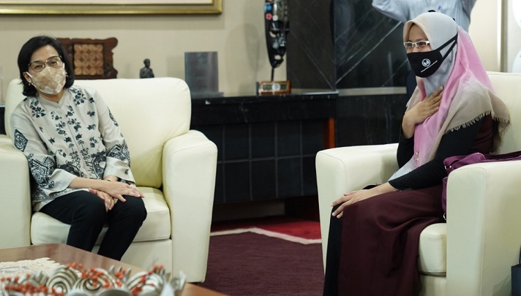 Menteri Keuangan, Sri Mulyani bersama Nurfitriana, guru Bisnis Daring dan Pemasaran (BDP) pada SMK Negeri 1 Peusangan, Bireuen. (Foto: Dok. Ist)