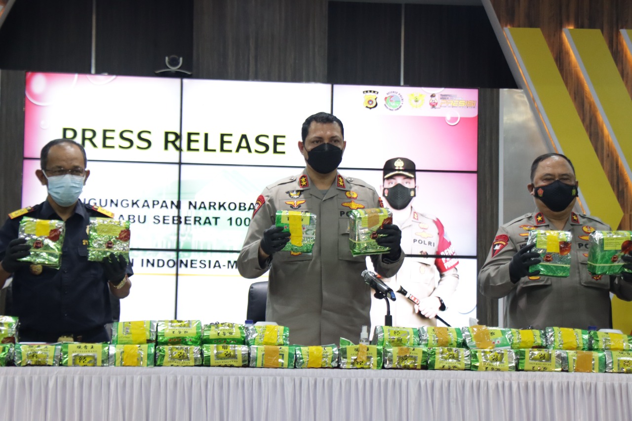 Ditresnarkoba berhasil mengungkap kasus narkotika jenis sabu seberat 100 kg jaringan internasional Indonesia – Malaysia. (Foto: Dok.Humas Polda Aceh)