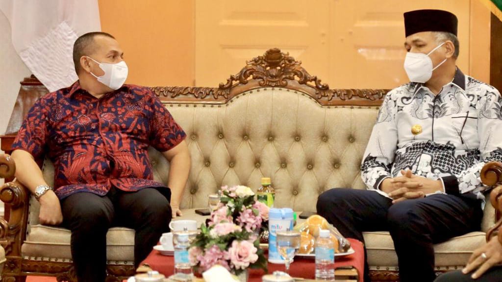 Ketua DPD Partai Demokrat Aceh, Muslim bersilaturahmi dengan Nova Iriansyah, Selasa (30/11/2021). Foto: Dok. Ist