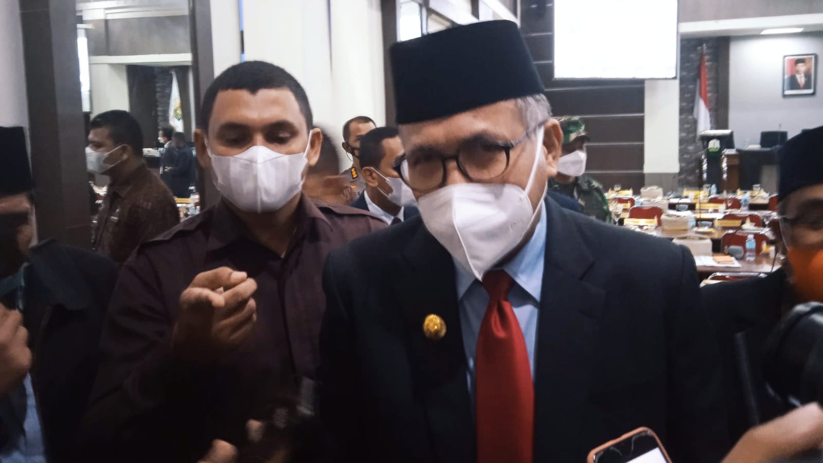 Gubernur Aceh, Nova Iriansyah usai menghadiri Rapat Paripurna Pembahasan Rancangan Qanun Aceh tentang APBA tahun 2022 di Gedung Serbaguna DPRA, Selasa (30/11/2021). Foto: Nukilan/Irfan