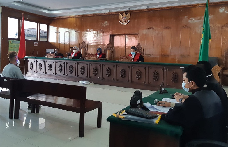 Sidang terdakwa kasus penjualan emas tidak sesuai kadar di Pengadilan Negeri Banda Aceh, pada Selasa 2 November 2021. (Foto: Nukilan)