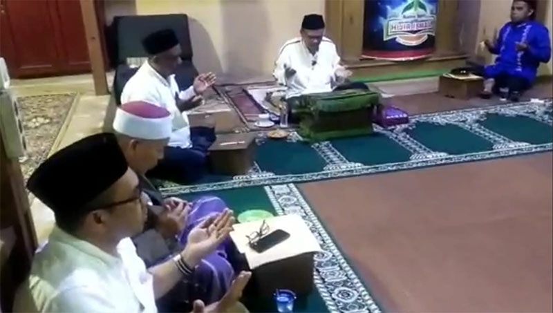 Ketua MPU Aceh Besar Abu Muhammad Pimpin Doa bersama untuk kesembuhan SBY. (Foto: Ist.)