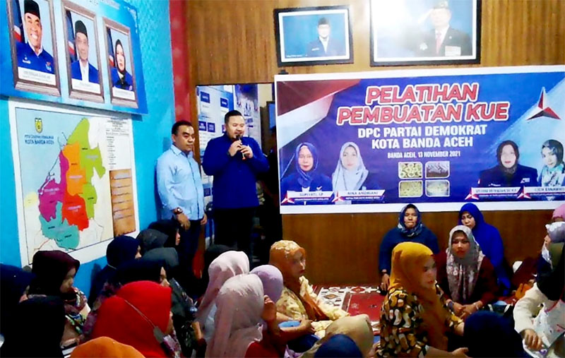Pengurus DPP Demokrat Rian Syah bersama Ketua DPC Banda Aceh sedang memberi pencerahan pada Kader Perempuan Partai Demokrat Banda Aceh yang mengikuti pelatihan pembuatan kue. (Foto: Nukilan.id)