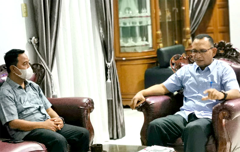 Sekda Aceh Selatan Cut Syazalisma S.STP (kanan foto) bersama Kabid Pengelolaan dan Layanan Informasi Publik (PLIP) Diskominsa Aceh Zalsufran. (Foto: Nukilan.id)