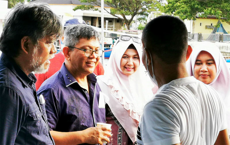 Taufiqulhadi ditemani Hj Ismaniar berbincang dengan Teungku Jamaica di lokasi pembenihan Tiram Ulee Lhe, Banda Aceh. (Foto: Nukilan.id)