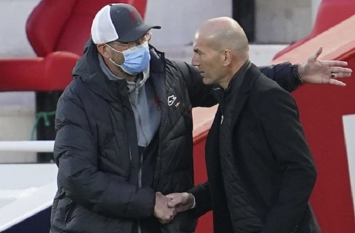 Jurgen Klopp dan Zinedine Zidane usai leg kedua perempat final Liga Champions antara Liverpool vs Real Madrid © AP Photo