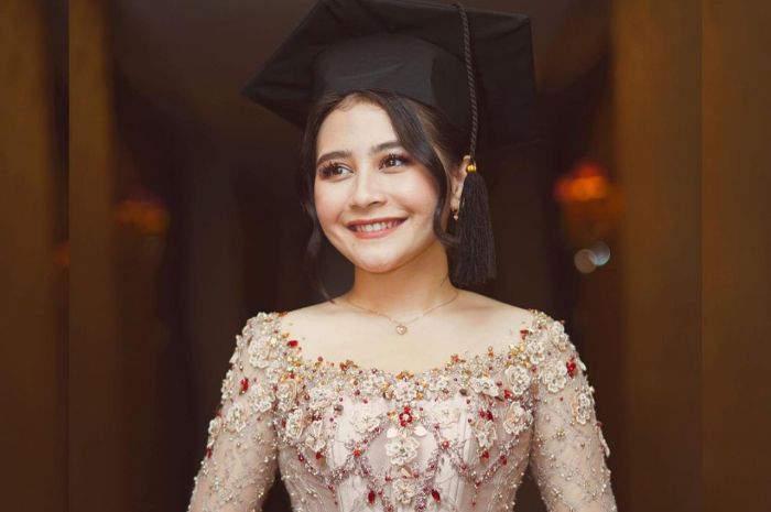 Prilly terlihat sangat cantik dalam balutan kebaya karya Yanti Adeni /Instagram @prillylatuconsina96